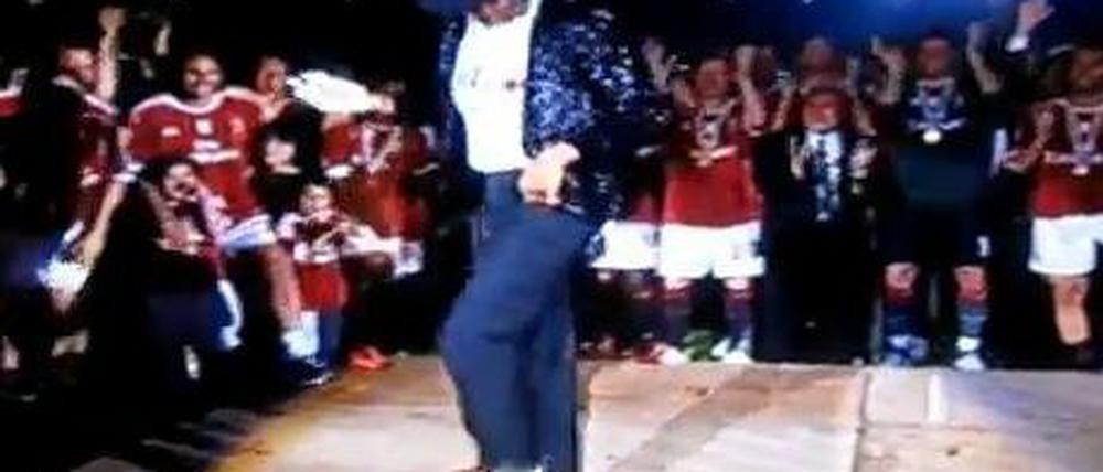 Kevin-Prince Boateng zieht eine Michael-Jackson-Show ab.