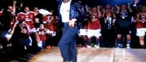 Kevin-Prince Boateng zieht eine Michael-Jackson-Show ab.