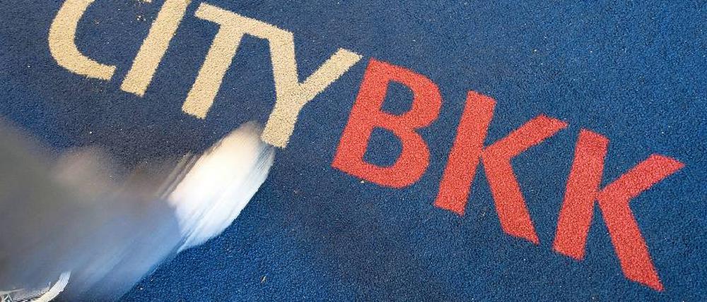 Wohin? Am 1. Juli wird die City BKK endgültig geschlossen, bis zum 14. Juli müssen die Versicherten eine neue Kasse gefunden haben. Doch das ist schwieriger als gedacht. Vor allem alte und chronisch kranke Menschen werden gerne abgewiesen. Foto: dapd