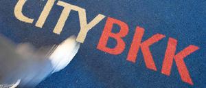 Wohin? Am 1. Juli wird die City BKK endgültig geschlossen, bis zum 14. Juli müssen die Versicherten eine neue Kasse gefunden haben. Doch das ist schwieriger als gedacht. Vor allem alte und chronisch kranke Menschen werden gerne abgewiesen. Foto: dapd