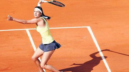 Schluss mit Standtennis. Julia Görges hat an ihrer Athletik gearbeitet, in Paris hat sie die erste Runde schon überstanden. 