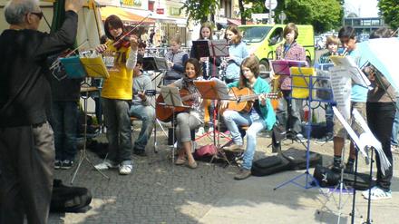 Eine 7. Klasse der Sophie-Scholl-Oberschule musiziert am Rande des Winterfeldmarkts in Schöneberg zugunsten der japanischen Katastrophenopfer.