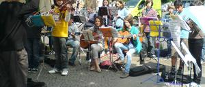 Eine 7. Klasse der Sophie-Scholl-Oberschule musiziert am Rande des Winterfeldmarkts in Schöneberg zugunsten der japanischen Katastrophenopfer.