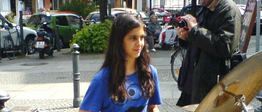 Eine Schülerin der Sophie-Scholl-Oberschule musiziert am Rande des Winterfeldmarkts in Schöneberg. 