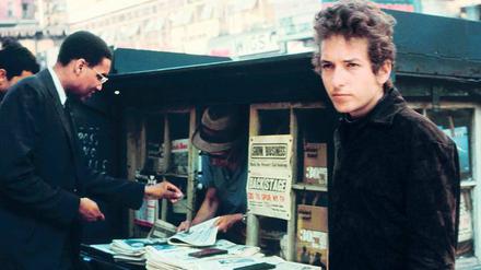Denn er wusste, was er tat. Bob Dylan in den frühen Sechzigern in New York. Der Outlaw mit der E-Gitarre blitzt schon in seinen Augen.