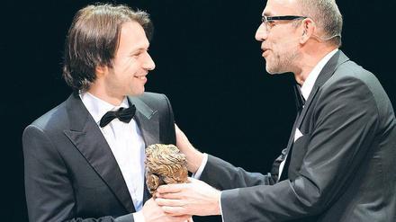 Es war einmal... „Spiegel“-Autor René Pfister (links) bekommt von „Geo“-Chefredakteur Peter-Matthias Gaede den Nannen-Preis für die beste Reportage überreicht. Foto: dpa