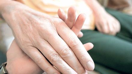 Helfen bis zuletzt. In Deutschland haben die gesetzlich Versicherten Anspruch auf eine gute Versorgung am Lebensende. Neue Behandlungsansätze zielen darauf ab, die Patienten so wenig wie möglich im Krankenhaus zu behandeln. Foto: picture-alliance/ZB