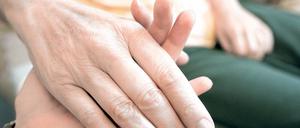 Helfen bis zuletzt. In Deutschland haben die gesetzlich Versicherten Anspruch auf eine gute Versorgung am Lebensende. Neue Behandlungsansätze zielen darauf ab, die Patienten so wenig wie möglich im Krankenhaus zu behandeln. Foto: picture-alliance/ZB