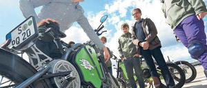 Erfinder am Start. Stefan Gulas (links) erklärt das eRockit. Wichtigste Regel für die Parade durch die Stadt am Donnerstag: Nicht übermütig werden. „Fahre vorausschauend und gewöhne dich an die Neugier der anderen!“, steht im Herstellerprospekt.