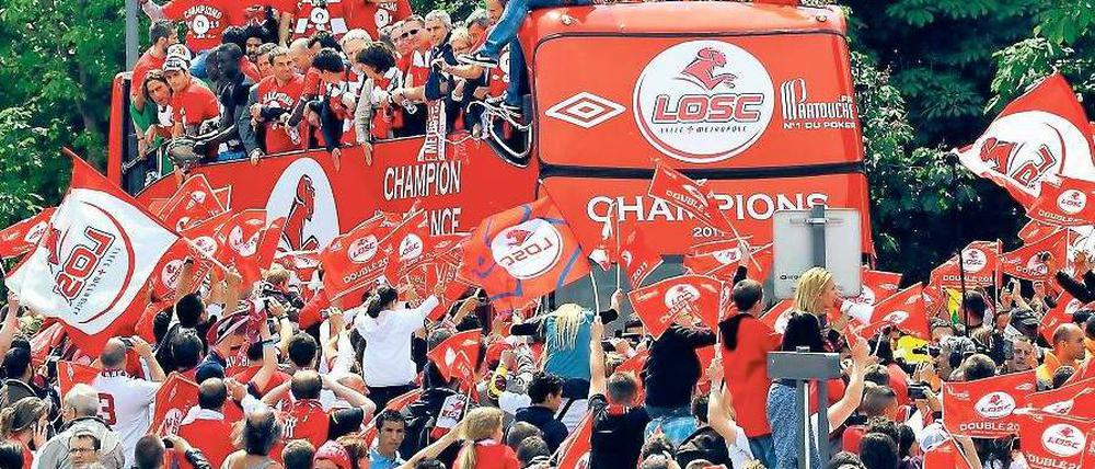 Allez les Rouges. Lille feiert das Double. Der OSC hat in dieser Saison den schönsten und erfolgreichsten Fußball gespielt. Foto: AFP