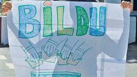 Geläutert? Der Ex-Eta-Terrorist Ander Errandonea Arruti zeigt bei seiner Entlassung aus dem Gefängnis ein Banner, das das Wahlbündnis Bildu mit Eta in Verbindung bringt. Foto: dpa