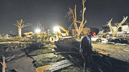 Kahle Äste ragen in den Himmel. Der Überlebende Tedd Grabenauer läuft in der Nacht fassungslos durch die Stadt, wo der Tornado Häuser vom Boden radiert hat. Foto: dpa