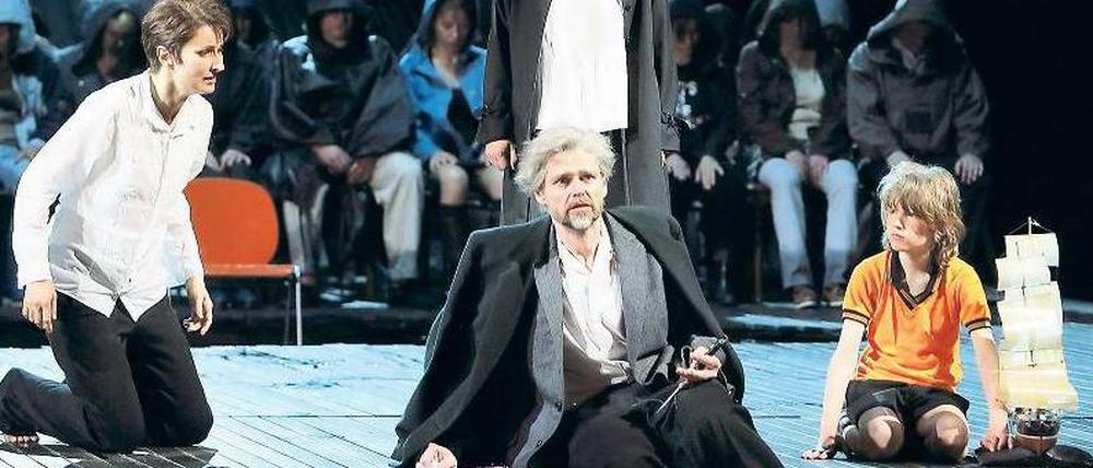 Der Krieg kommt nach Hause. Idomeneo (Rainer Trost) reicht Traumata generationsübergreifend weiter.