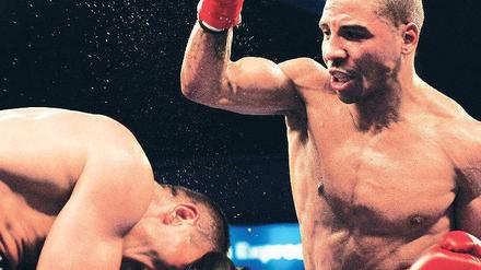 Der Hammer, der geht so. Der WBA–Superchampion Andre Ward (rechts) ließ Arthur Abraham keine Chance. Foto: AFP
