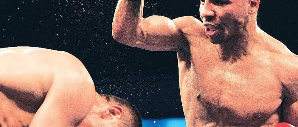 Der Hammer, der geht so. Der WBA–Superchampion Andre Ward (rechts) ließ Arthur Abraham keine Chance. Foto: AFP