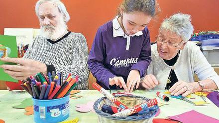 Alt und jung. Im Haus der Generationen in den Franckeschen Stiftungen in Halle verbringen Kinder der Montessorischule regelmäßig Nachmittage mit an Demenz erkrankten Hausbewohnern. 