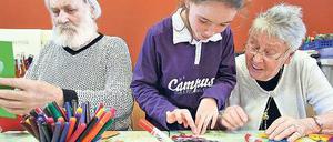 Alt und jung. Im Haus der Generationen in den Franckeschen Stiftungen in Halle verbringen Kinder der Montessorischule regelmäßig Nachmittage mit an Demenz erkrankten Hausbewohnern.