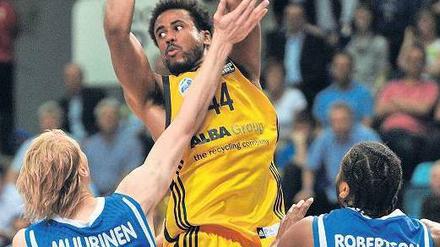 Berlin obenauf. Albas Bryce Taylor im Duell mit zwei Frankfurtern. Foto: dpa