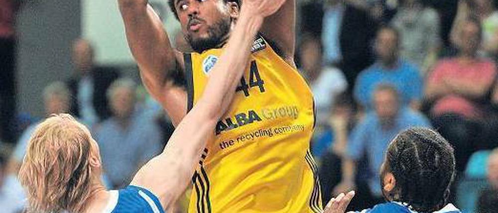 Berlin obenauf. Albas Bryce Taylor im Duell mit zwei Frankfurtern. Foto: dpa