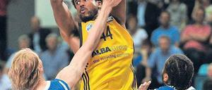 Berlin obenauf. Albas Bryce Taylor im Duell mit zwei Frankfurtern. Foto: dpa