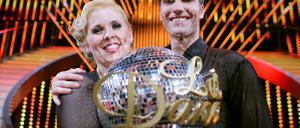 Sängerin Maite Kelly und Tänzer Christian Polanc freuen sich über den Siegerpokal.