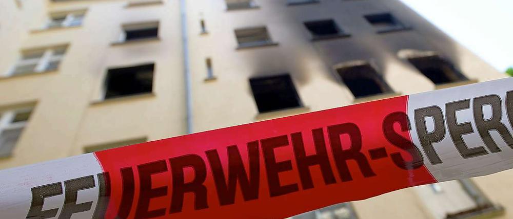 Mehrere Etagen des Hauses in der Eberswalder Straße sind von dem Brand betroffen.