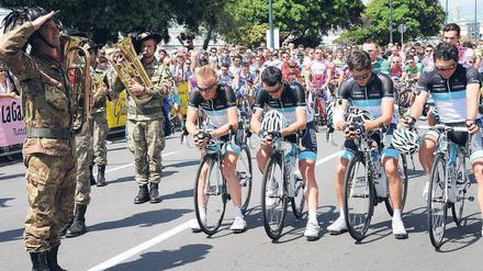 Stille vor dem Start. Das Giro-Peloton und das Leopard-Trek-Team gedenken des verunglückten Wouter Weylandt. Foto: dpa