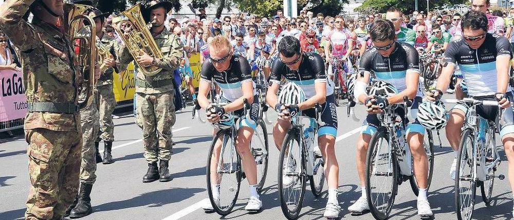 Stille vor dem Start. Das Giro-Peloton und das Leopard-Trek-Team gedenken des verunglückten Wouter Weylandt. Foto: dpa
