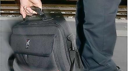 Gefahr herrenloses Gepäckstück. Manchmal führt es zu weiträumigen Absperrungen, manchmal nicht