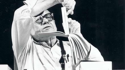 Anleitung zur ordnungsgemäßen Verwendung von Druckwerken. Ernst Jandl im Jahr 1992. 