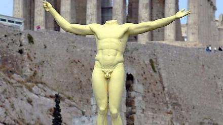 Statue vor dem Parthenon an der Akropolis in Athen.