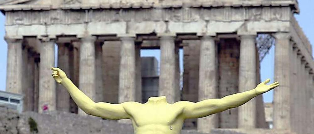 Statue vor dem Parthenon an der Akropolis in Athen.