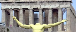 Statue vor dem Parthenon an der Akropolis in Athen.