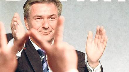 Erster Mann. Die Wahl Klaus Wowereits zum Spitzenkandidaten der Berliner Sozialdemokraten am Freitagabend galt als sicher. Der 57-Jährige Regierende Bürgermeister, hier bei seiner Kandidatenkür 2006, soll die SPD abermals zur Abgeordnetenhauswahl führen. Foto: dapd