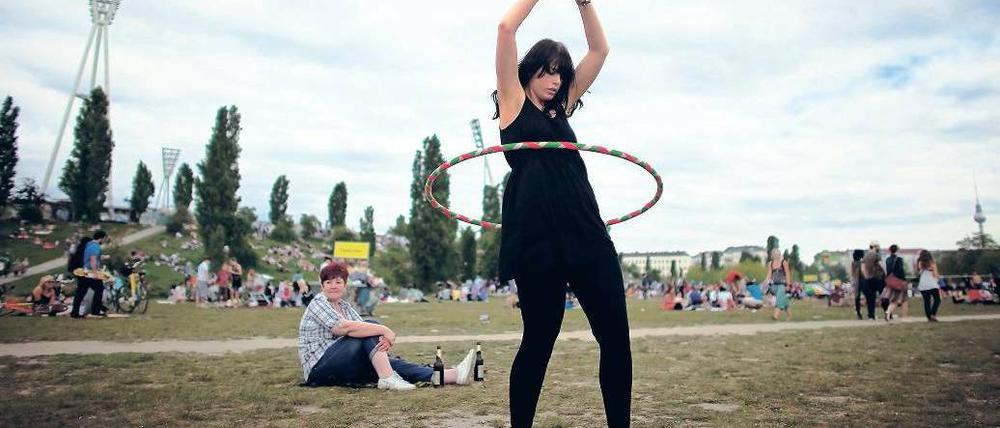 Spielplatz Mitte. Der Mauerpark zieht jedes Wochenende Zehntausende Besucher an. Hier wird gefeiert bis spät in die Nacht – und meistens bis die Polizei die Party beendet. Foto: dapd/Maja Hitij