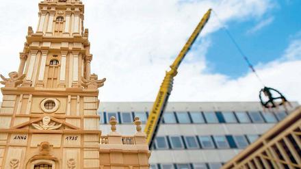 Gut Holz. Ein Modell neben dem Interimsbau zeigt die Garnisonkirche. Foto: dapd