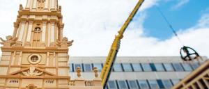 Gut Holz. Ein Modell neben dem Interimsbau zeigt die Garnisonkirche. Foto: dapd