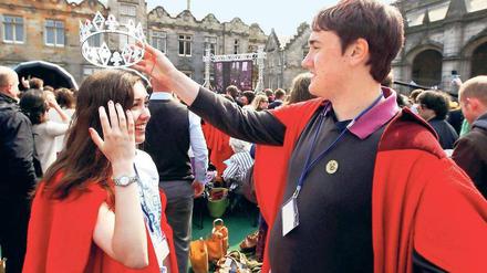 Geldadel. Wer es sich leisten kann, kann sich in Großbritannien künftig in Eliteunis einkaufen – für den extrahohen Gebührensatz der Auslandsstudenten. Das Bild zeigt Studierende der St. Andrews University, die die royale Hochzeit feiern. 