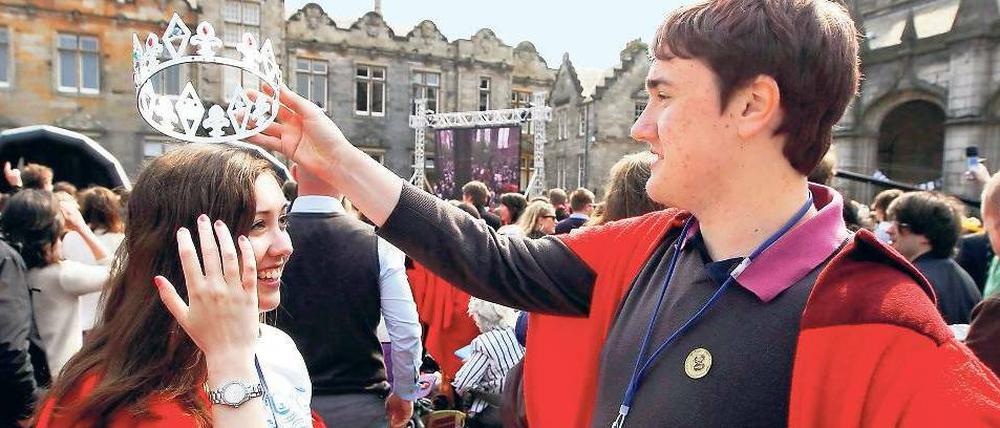 Geldadel. Wer es sich leisten kann, kann sich in Großbritannien künftig in Eliteunis einkaufen – für den extrahohen Gebührensatz der Auslandsstudenten. Das Bild zeigt Studierende der St. Andrews University, die die royale Hochzeit feiern.