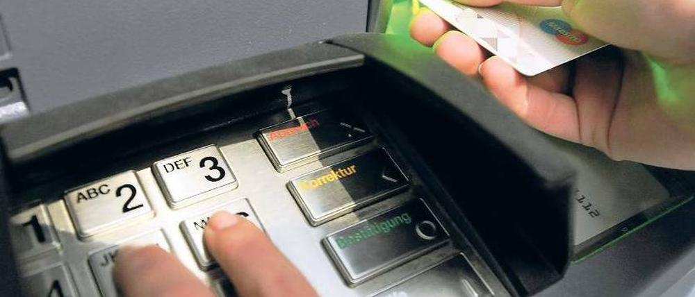 Besser abschirmen. Experten empfehlen, die Tastatur des Geldautomaten bei der PIN-Eingabe mit der Hand oder dem Geldbeutel zu verdecken, damit die Geheimzahl nicht abgefilmt werden kann. Foto: picture-alliance / dpa