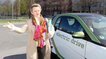 Renate Künast, Vorsitzende der Bundestagsfraktion Bündnis 90/Die Grünen, setzt sich für Elektroautos ein.