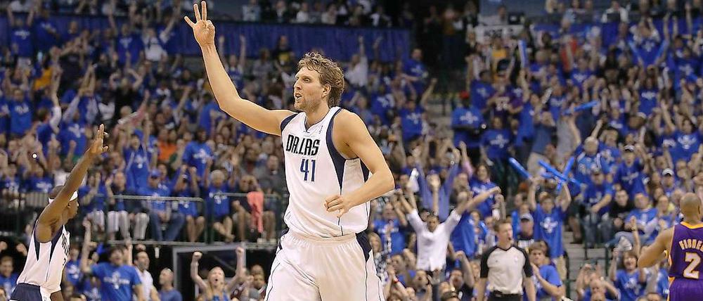 Seht her, das war der dritte Streich. Dirk Nowitzki bejubelt den Sieg seiner Dallas Mavericks über den amtierenden Meister.