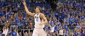 Seht her, das war der dritte Streich. Dirk Nowitzki bejubelt den Sieg seiner Dallas Mavericks über den amtierenden Meister.