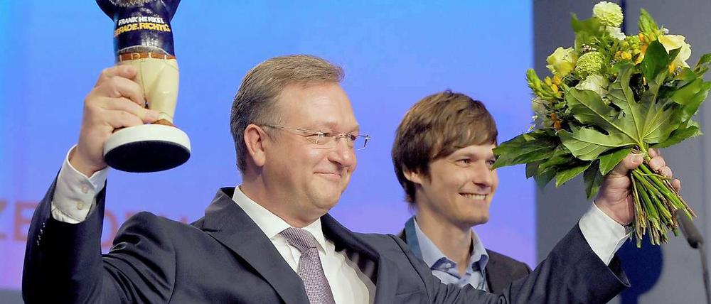 Frank Henkel freut sich über die Wiederwahl.