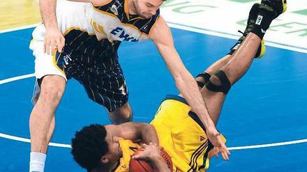 Immer kontrolliert. Bryce Taylor gibt den Ball auch im Liegen nicht her. 