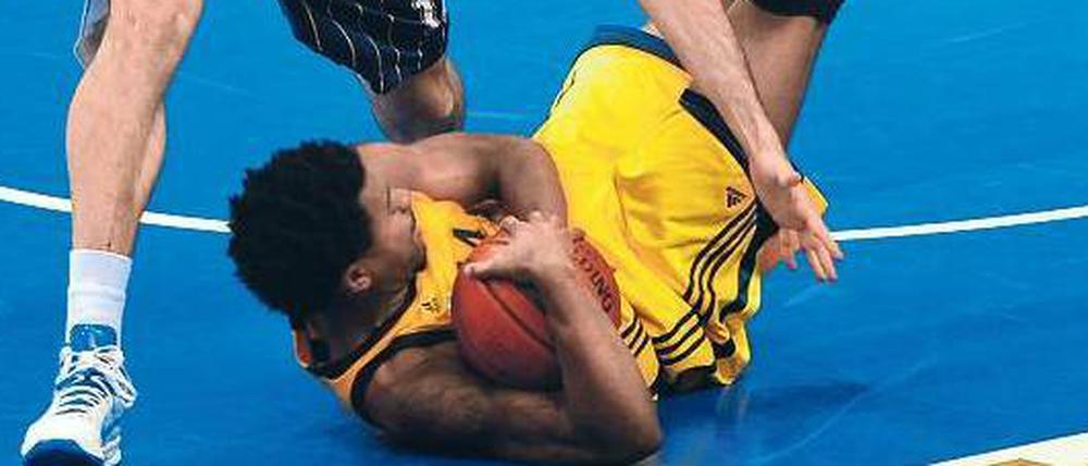 Immer kontrolliert. Bryce Taylor gibt den Ball auch im Liegen nicht her. 