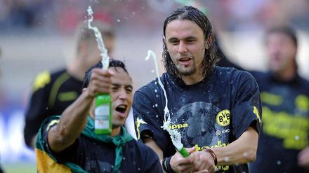 Neven Subotic und Antonio da Silva feiern den Titel mit Flaschenbier.