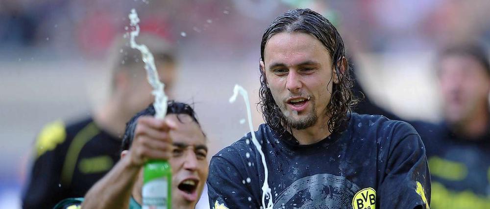 Neven Subotic und Antonio da Silva feiern den Titel mit Flaschenbier.