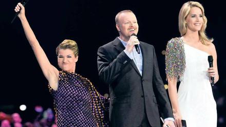 Christkind bei Pro 7. Gut zwei Millionen Menschen haben sich das erste Halbfinale des Song Contest angesehen, moderiert von Anke Engelke, Stefan Raab und Judith Rakers (v.l.). In der Zielgruppe der 14- bis 49-Jährigen lag der Marktanteil bei guten 12,7 Prozent. Foto:dpa