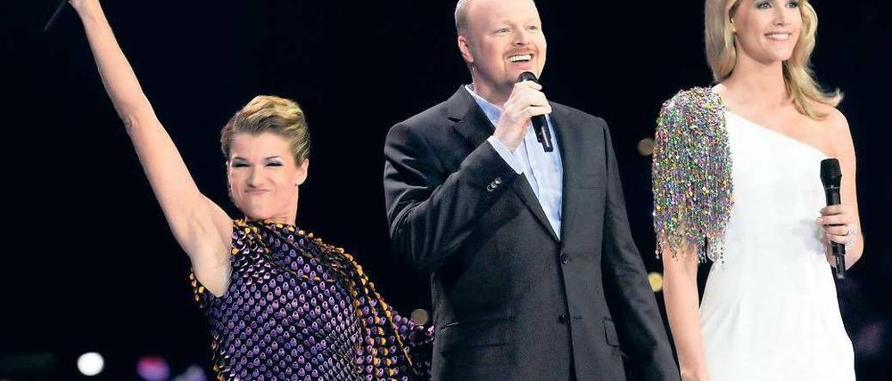 Christkind bei Pro 7. Gut zwei Millionen Menschen haben sich das erste Halbfinale des Song Contest angesehen, moderiert von Anke Engelke, Stefan Raab und Judith Rakers (v.l.). In der Zielgruppe der 14- bis 49-Jährigen lag der Marktanteil bei guten 12,7 Prozent. Foto:dpa